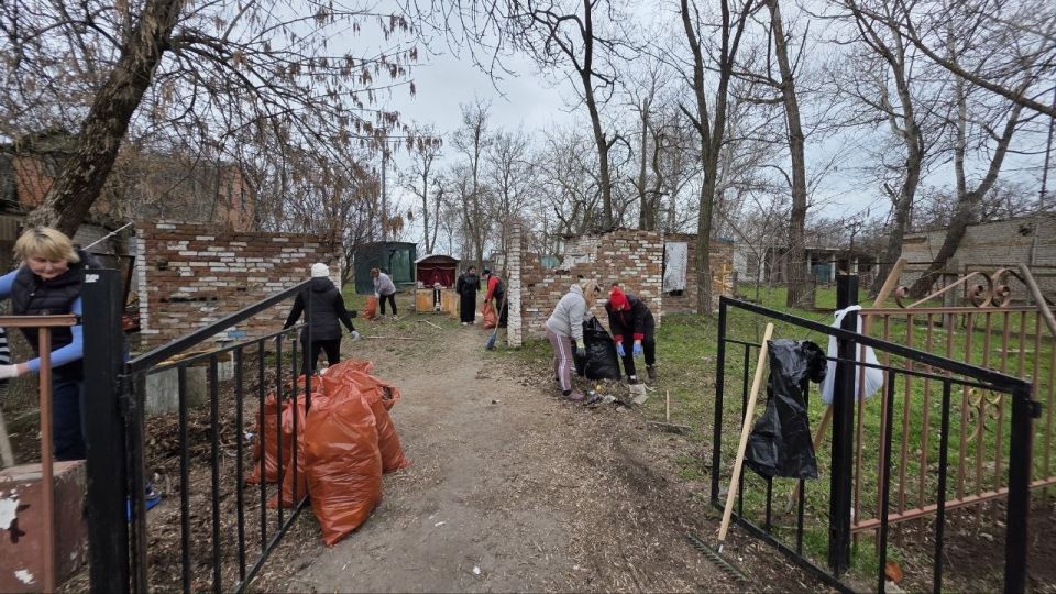 НАКАНУНЕ ПРАВОСЛАВНОГО ПРАЗДНИКА ПАСХИ В СЕЛЕ ЮРЬЕВКА СОСТОЯЛСЯ СУББОТНИК ПО УБОРКЕ ПРИЛЕГАЮЩЕЙ ТЕРРИТОРИИ ХРАМА СВЯТОГО ГЕОРГИЯ НАКАНУНЕ ПРАВОСЛАВНОГО ПРАЗДНИКА ПАСХИ В СЕЛЕ ЮРЬЕВКА СОСТОЯЛСЯ СУББОТНИК ПО УБОРКЕ ПРИЛЕГАЮЩЕЙ ТЕРРИТОРИИ ХРАМА СВЯТОГО ГЕОРГИЯ