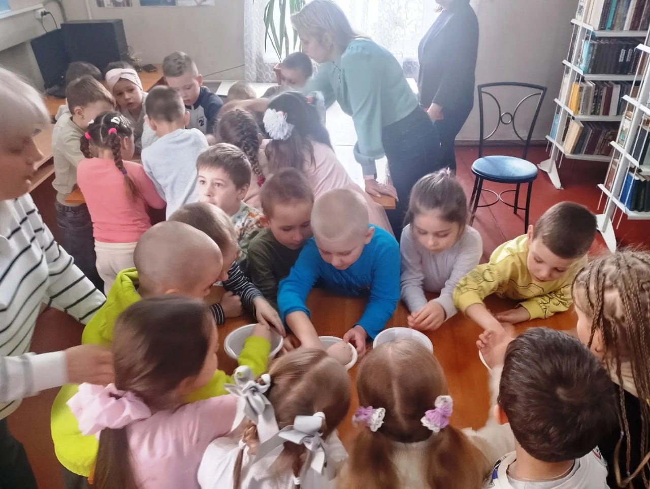 Сегодня в библиотеке-филиале № 6 прошло торжественное открытие Недели детской книги – «В книжном царстве, библиотечном государстве» Сегодня в библиотеке-филиале № 6 прошло торжественное открытие Недели детской книги – «В книжном царстве, библиотечном государстве»