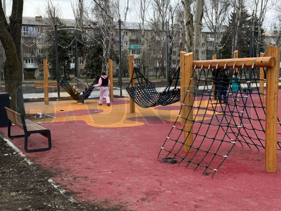 Строительные работы ведутся полным ходом в Югорском парке в Макеевке Строительные работы ведутся полным ходом в Югорском парке в Макеевке