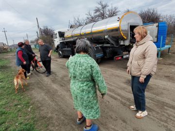 Сегодня, 30 марта, депутат Торезского городского совета Елена Жирова проконтролировала подвоз воды в ранее установленную ёмкость по улице Глеба Успенского и провела встречу с жителями улицы