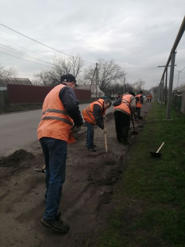 Коммунальщики Снежного продолжают благоустраивать территории общего пользования Коммунальщики Снежного продолжают благоустраивать территории общего пользования