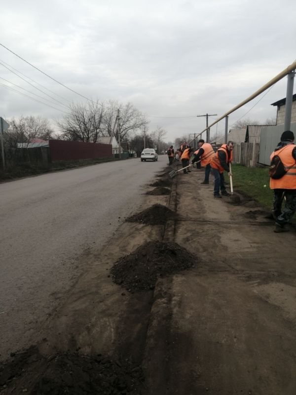 Коммунальщики Снежного продолжают благоустраивать территории общего пользования Коммунальщики Снежного продолжают благоустраивать территории общего пользования