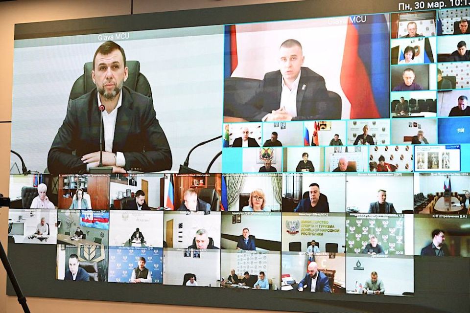 Денис Пушилин: Работа МФЦ, запуск предприятий, восстановление гражданской инфраструктуры — этим и другим темам посвятили оперативное совещание Денис Пушилин: Работа МФЦ, запуск предприятий, восстановление гражданской инфраструктуры — этим и другим темам посвятили оперативное совещание