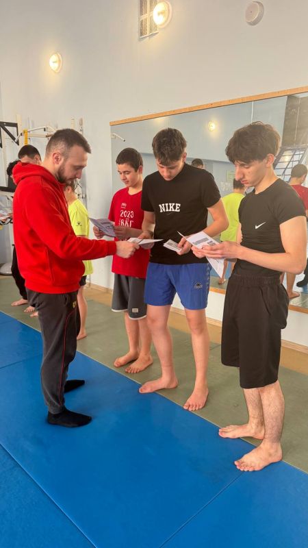 Тренер преподаватель МБУ ДО «Спортивная школа» Топузов Д. И. провёл серию профилактических бесед с воспитанниками секции тайского бокса Тренер преподаватель МБУ ДО «Спортивная школа» Топузов Д. И. провёл серию профилактических бесед с воспитанниками секции тайского бокса