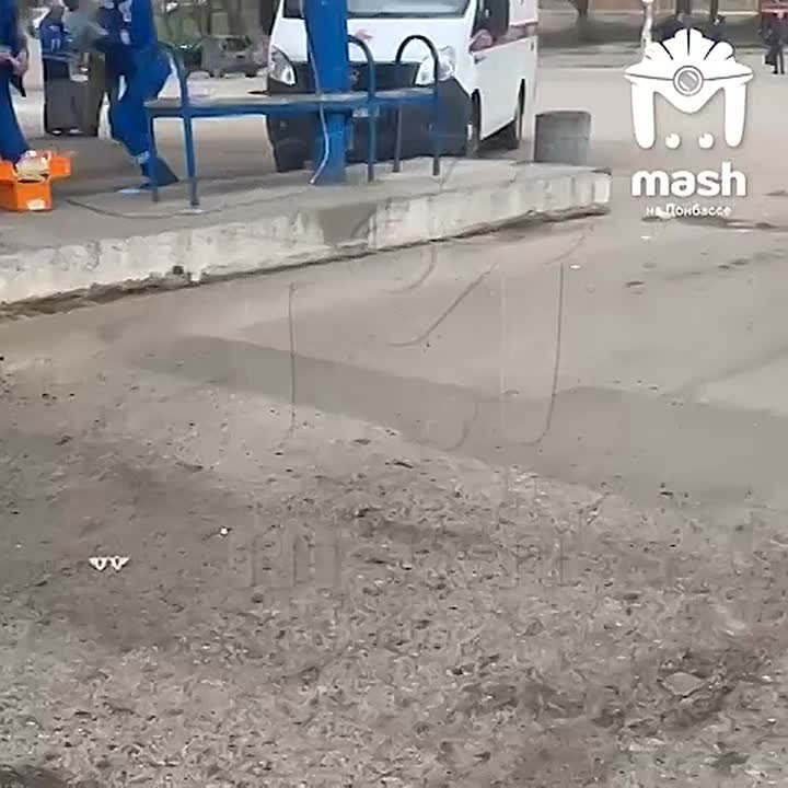 Грузовик "Урал" влетел в людей на автостанции в Донецке