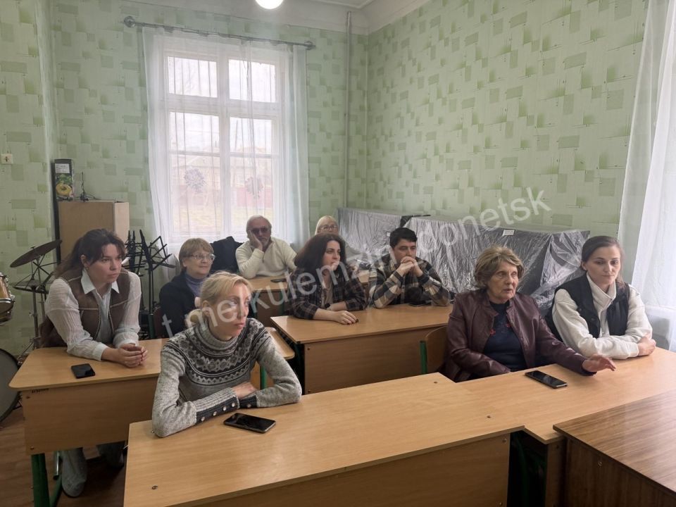 В Киевском районе состоялась встреча с трудовым коллективом Детской школы духовой музыки, которую провела заместитель главы администрации г.о. Донецк. В рамках стратегии, заданной Главой ДНР Денисом Пушилиным, вопросам... В Киевском районе состоялась встреча с трудовым коллективом Детской школы духовой музыки, которую провела заместитель главы администрации г.о. Донецк. В рамках стратегии, заданной Главой ДНР Денисом Пушилиным, вопросам...