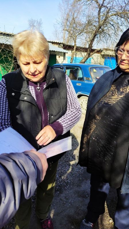 Начальник Комсомольского территориального управления Людмила Морщ совместно с депутатом Народного совета Сергеем Дмитриевым провели встречу с гражданами города Комсомольское Начальник Комсомольского территориального управления Людмила Морщ совместно с депутатом Народного совета Сергеем Дмитриевым провели встречу с гражданами города Комсомольское