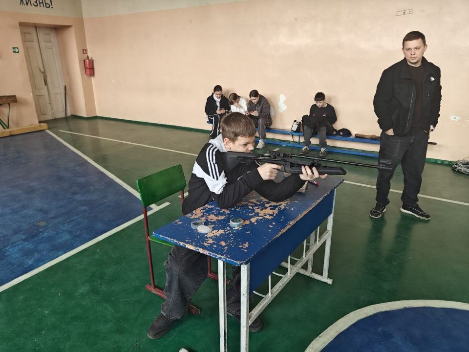 Гвардейцы Ждановки осваивают военное дело Гвардейцы Ждановки осваивают военное дело