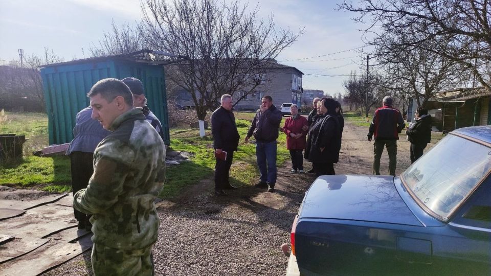 Начальник Комсомольского территориального управления Людмила Морщ совместно с депутатом Народного совета Сергеем Дмитриевым провели встречу с гражданами города Комсомольское Начальник Комсомольского территориального управления Людмила Морщ совместно с депутатом Народного совета Сергеем Дмитриевым провели встречу с гражданами города Комсомольское