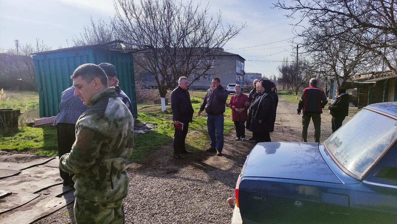 Начальник Комсомольского территориального управления Людмила Морщ совместно с депутатом Народного совета Сергеем Дмитриевым провели встречу с гражданами города Комсомольское Начальник Комсомольского территориального управления Людмила Морщ совместно с депутатом Народного совета Сергеем Дмитриевым провели встречу с гражданами города Комсомольское