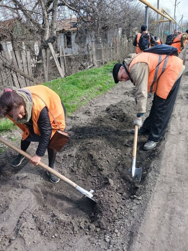 Коммунальщики Снежного продолжают благоустраивать территории общего пользования Коммунальщики Снежного продолжают благоустраивать территории общего пользования
