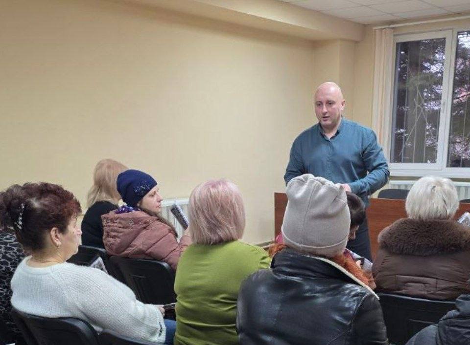 30 марта 2026 года представители Партии «Единой России» из Ясиноватского муниципального совета Анна Бондарь, Юрий Захаров, Николай Коляденко и Ирина Евсюкова провели встречи с жителями округа 30 марта 2026 года представители Партии «Единой России» из Ясиноватского муниципального совета Анна Бондарь, Юрий Захаров, Николай Коляденко и Ирина Евсюкова провели встречи с жителями округа