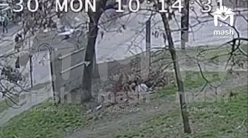 Момент жуткой аварии на автостанции в Донецке попал на камеру