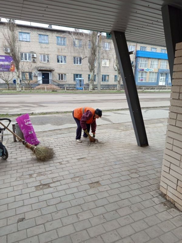 Александр Пеняев: С заботой об округе. В понедельник работники Ясиноватского ЖЭКа продолжили наводить порядок на улицах Ясиноватой и Авдеевки Александр Пеняев: С заботой об округе. В понедельник работники Ясиноватского ЖЭКа продолжили наводить порядок на улицах Ясиноватой и Авдеевки