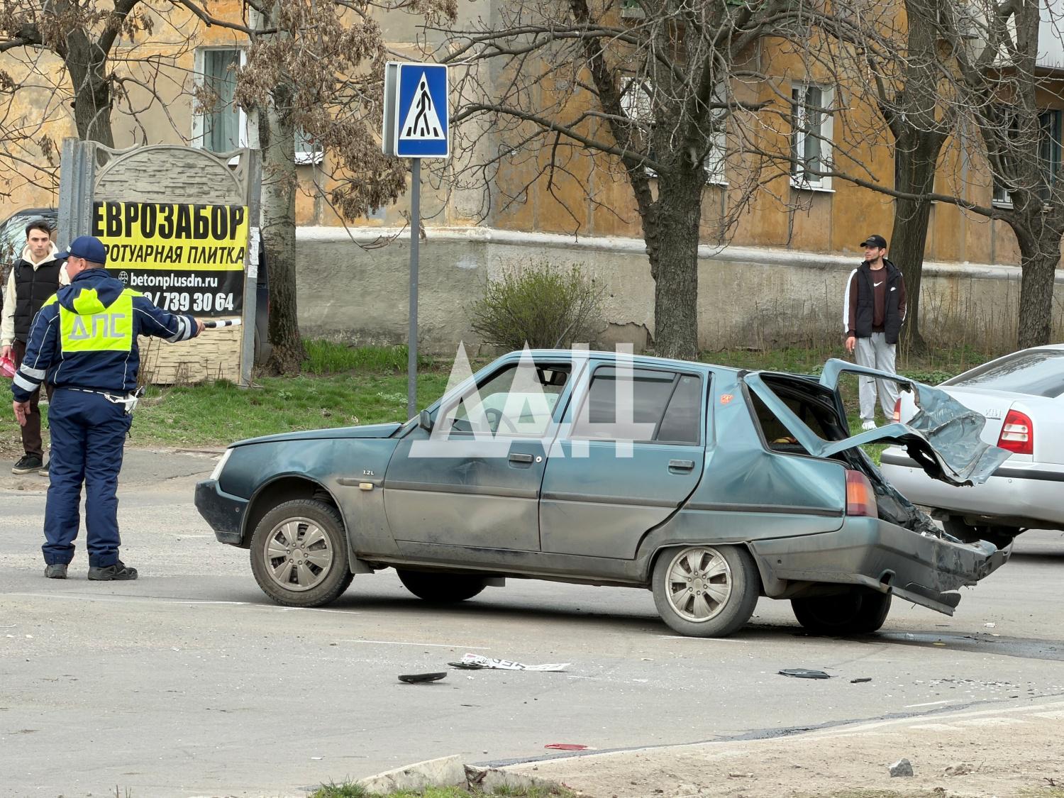 В Донецке грузовик въехал на автостанцию, погибли 2 человека и один пострадал В Донецке грузовик въехал на автостанцию, погибли 2 человека и один пострадал