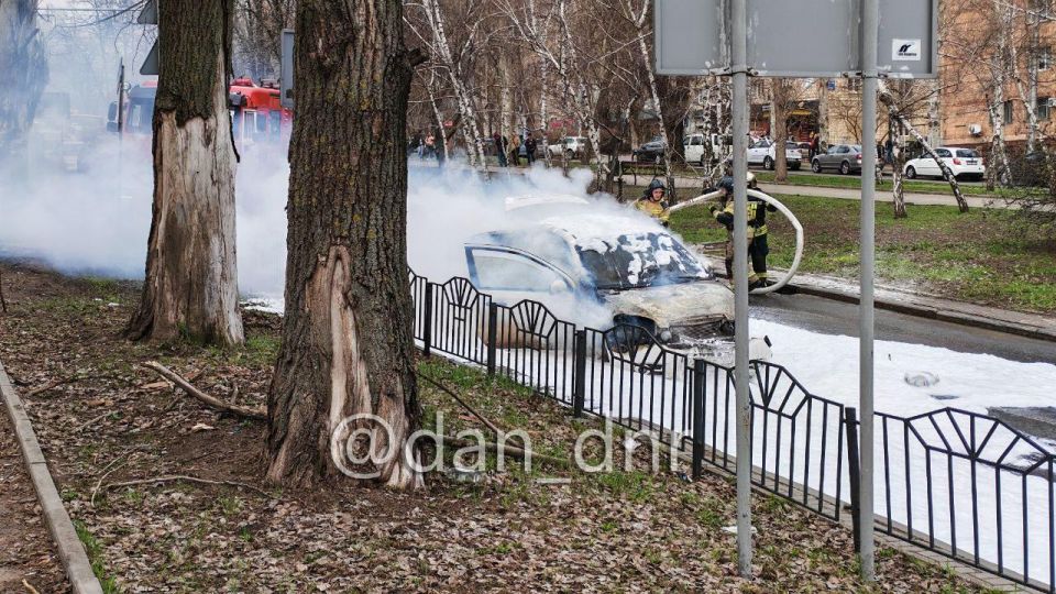 Корр. сообщил, что в загоревшемся автомобиле была угроза взрыва газового баллона, но ее удалось избежать — сотрудники МЧС молниеносно ликвидировали возгорание Корр. сообщил, что в загоревшемся автомобиле была угроза взрыва газового баллона, но ее удалось избежать — сотрудники МЧС молниеносно ликвидировали возгорание