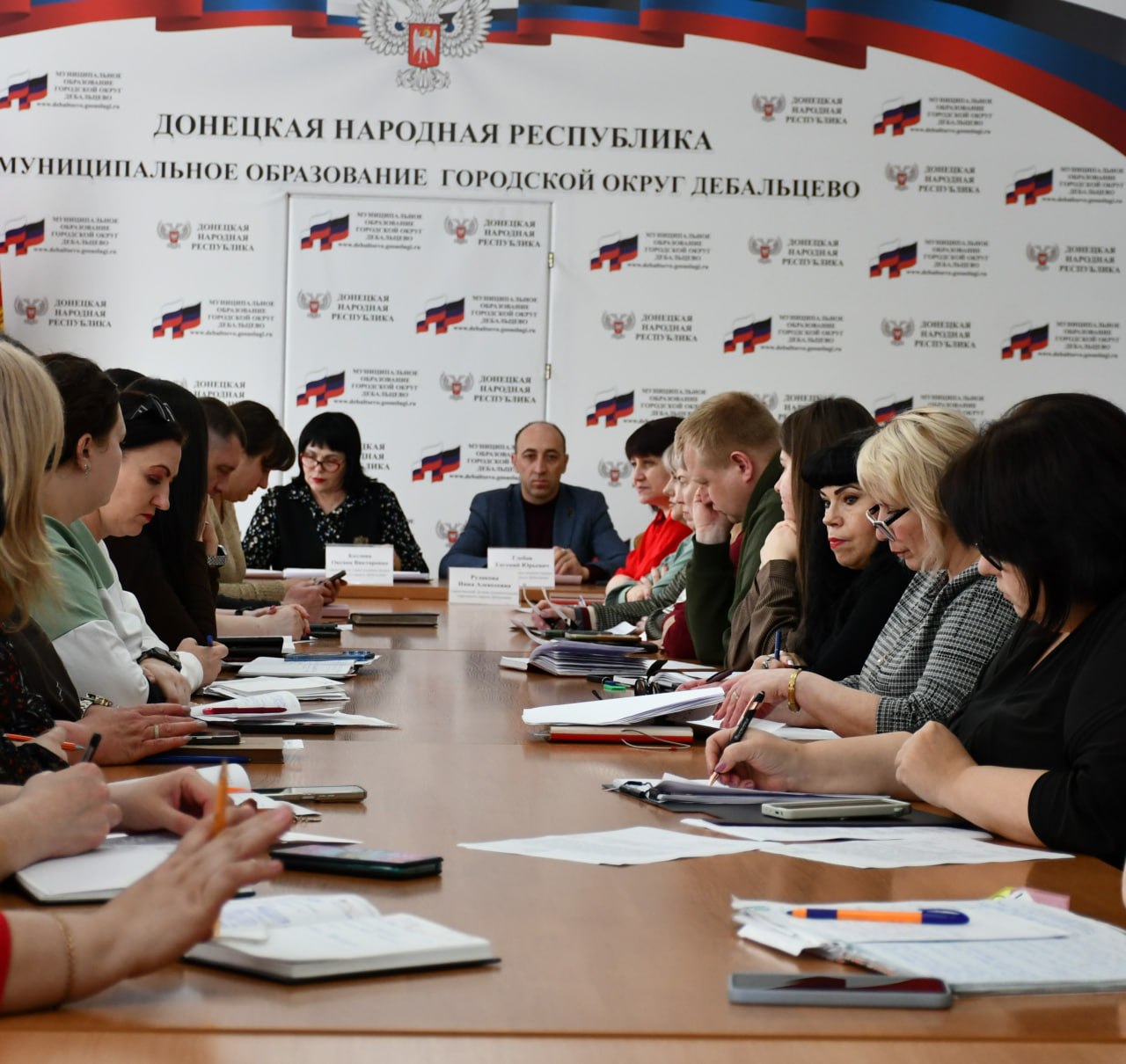 Сегодня, 30 марта заместитель главы администрации городского округа Дебальцево Оксана Козлова провела аппаратное совещание с начальниками управлений, отделов и секторов администрации Сегодня, 30 марта заместитель главы администрации городского округа Дебальцево Оксана Козлова провела аппаратное совещание с начальниками управлений, отделов и секторов администрации