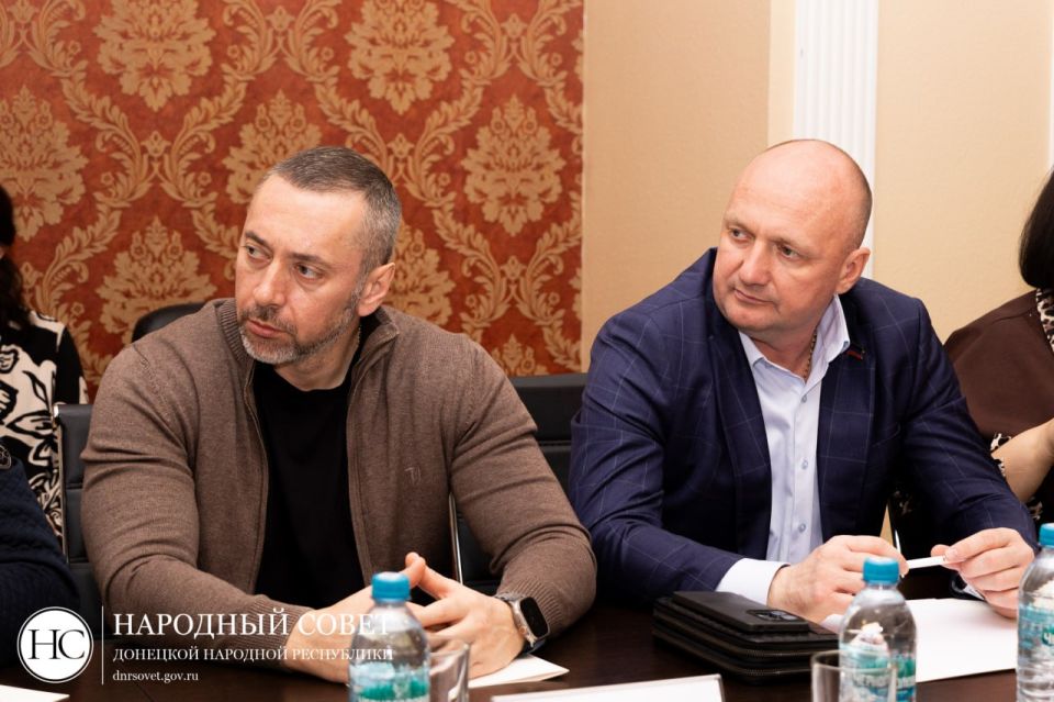 Константин Кузьмин: Провел совещание с Президиумом Народного Совета ДНР и председателями комитетов парламента Константин Кузьмин: Провел совещание с Президиумом Народного Совета ДНР и председателями комитетов парламента