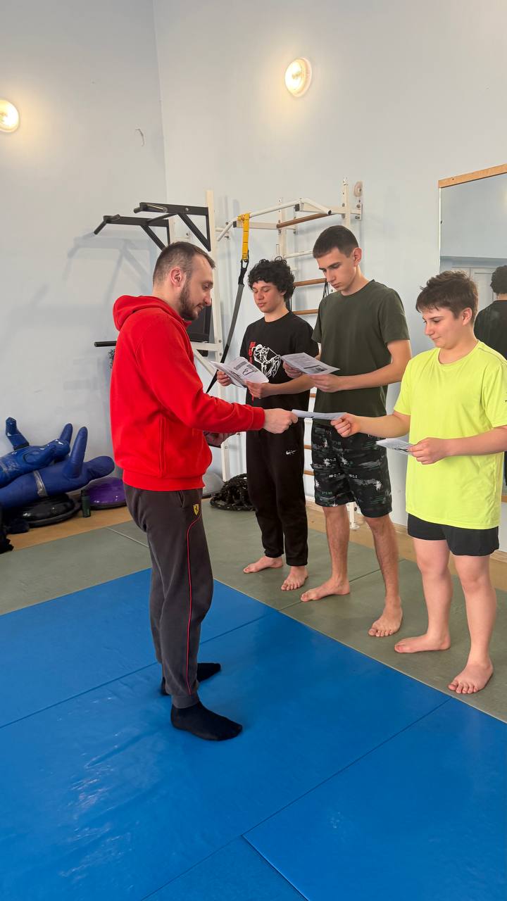 Тренер преподаватель МБУ ДО «Спортивная школа» Топузов Д. И. провёл серию профилактических бесед с воспитанниками секции тайского бокса Тренер преподаватель МБУ ДО «Спортивная школа» Топузов Д. И. провёл серию профилактических бесед с воспитанниками секции тайского бокса