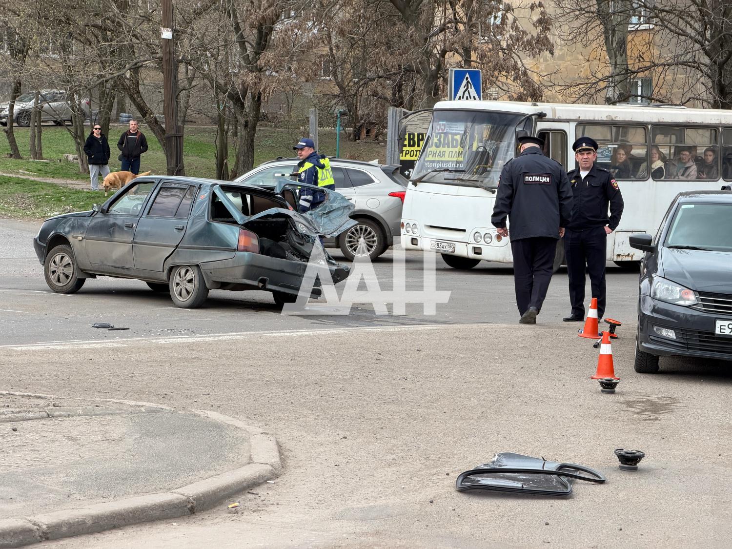 В Донецке грузовик въехал на автостанцию, погибли 2 человека и один пострадал В Донецке грузовик въехал на автостанцию, погибли 2 человека и один пострадал