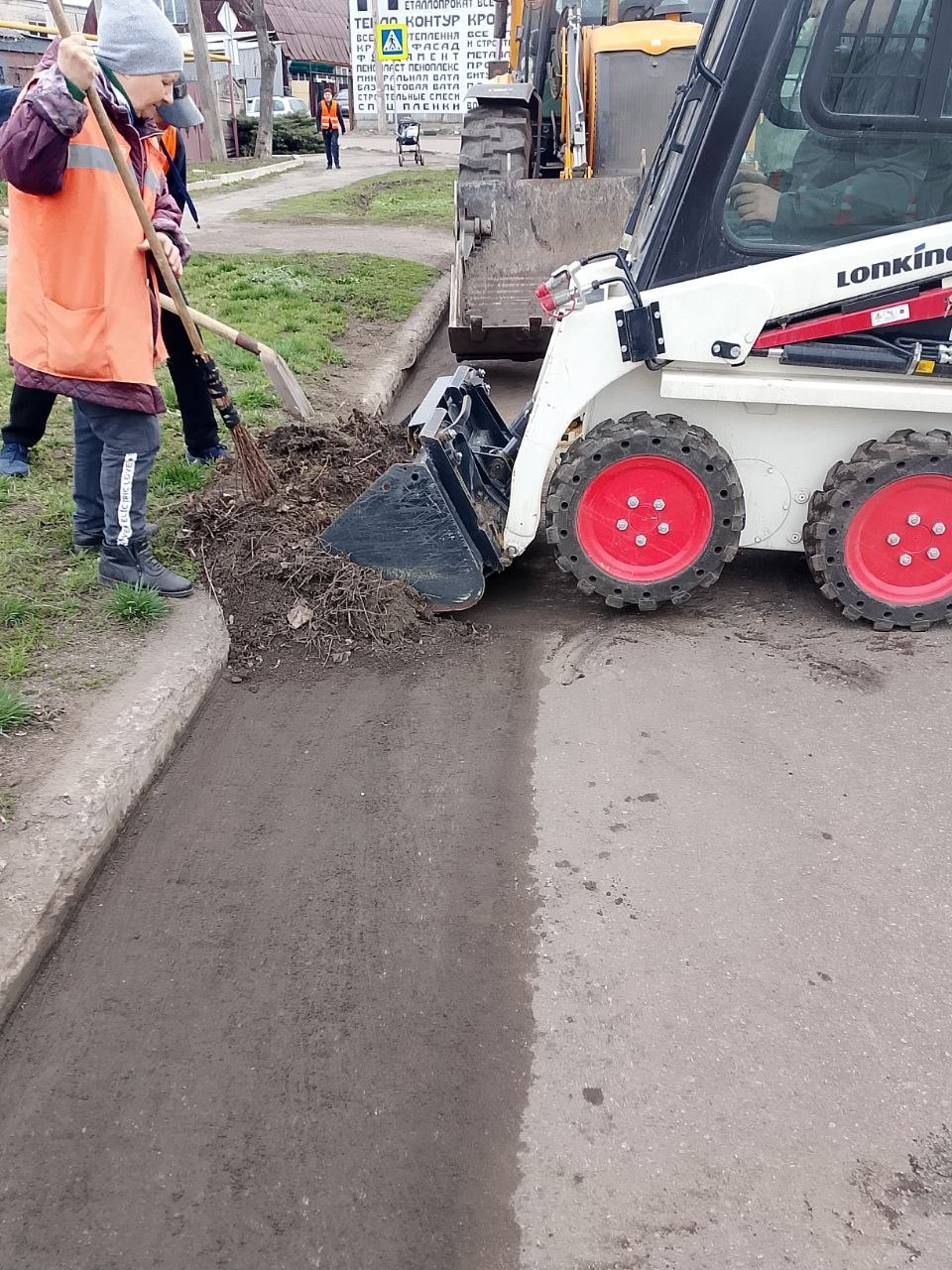Александр Пеняев: С заботой об округе. В понедельник работники Ясиноватского ЖЭКа продолжили наводить порядок на улицах Ясиноватой и Авдеевки Александр Пеняев: С заботой об округе. В понедельник работники Ясиноватского ЖЭКа продолжили наводить порядок на улицах Ясиноватой и Авдеевки