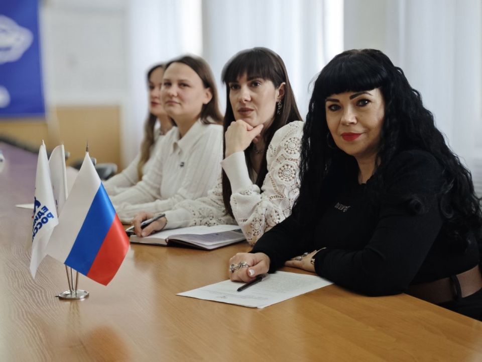 В Дебальцево состоялся Политсовет местного отделения Партии «Единая Россия» В Дебальцево состоялся Политсовет местного отделения Партии «Единая Россия»