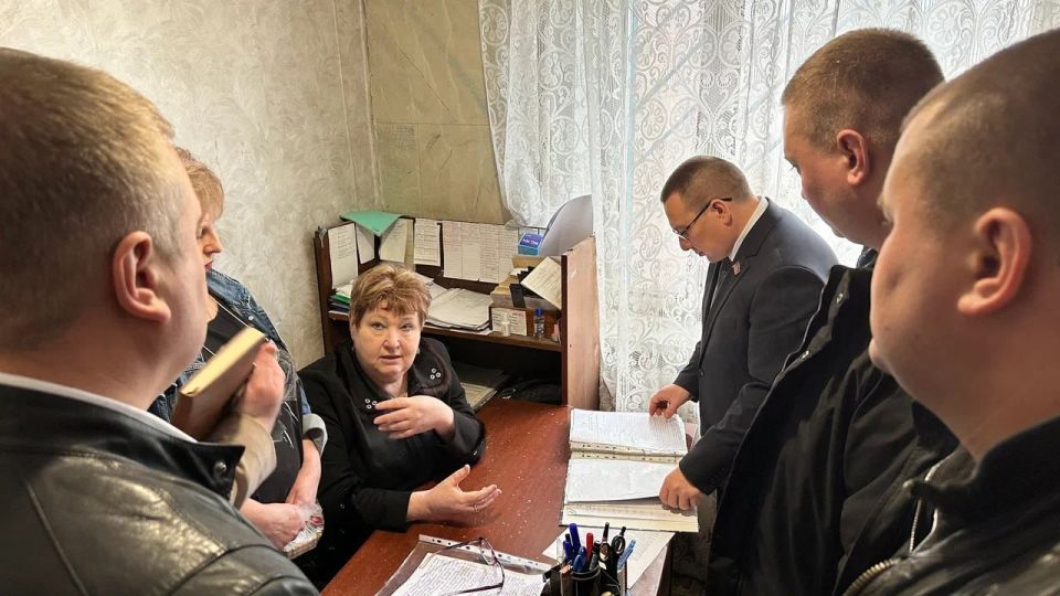 Андрей Крамар: Вместе с Александром Борисовичем Вазанковым, помощником депутата Госдумы от партии ЛДПР Владимира Алексеевича Кошелева, сегодня встречались с жильцами многоквартирного дома в Киевском районе (первый дом по ул.... Андрей Крамар: Вместе с Александром Борисовичем Вазанковым, помощником депутата Госдумы от партии ЛДПР Владимира Алексеевича Кошелева, сегодня встречались с жильцами многоквартирного дома в Киевском районе (первый дом по ул....