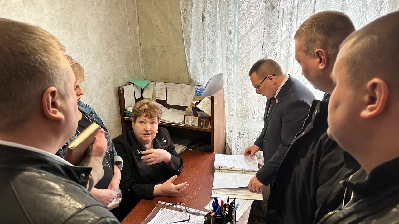 Андрей Крамар: Вместе с Александром Борисовичем Вазанковым, помощником депутата Госдумы от партии ЛДПР Владимира Алексеевича Кошелева, сегодня встречались с жильцами многоквартирного дома в Киевском районе (первый дом по ул.... Андрей Крамар: Вместе с Александром Борисовичем Вазанковым, помощником депутата Госдумы от партии ЛДПР Владимира Алексеевича Кошелева, сегодня встречались с жильцами многоквартирного дома в Киевском районе (первый дом по ул....