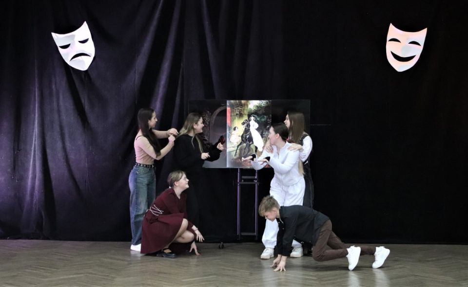 Час искусства «Волшебный мир кулис» Час искусства «Волшебный мир кулис»