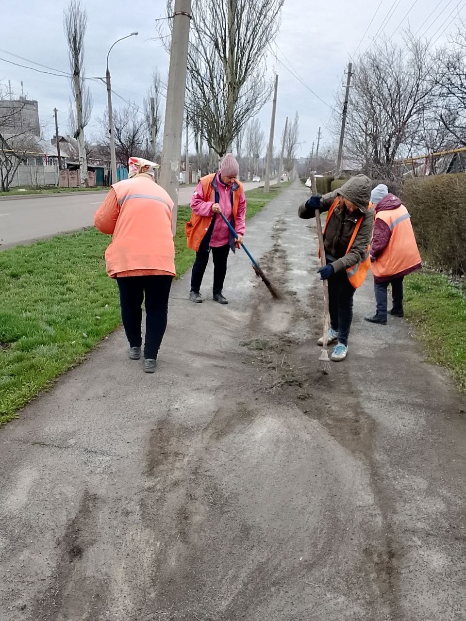 Александр Пеняев: С заботой об округе. В понедельник работники Ясиноватского ЖЭКа продолжили наводить порядок на улицах Ясиноватой и Авдеевки Александр Пеняев: С заботой об округе. В понедельник работники Ясиноватского ЖЭКа продолжили наводить порядок на улицах Ясиноватой и Авдеевки