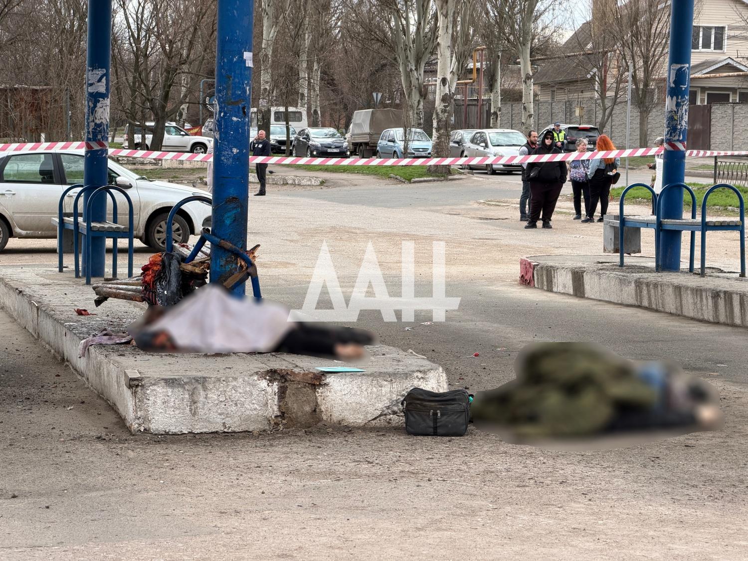 В Донецке грузовик въехал на автостанцию, погибли 2 человека и один пострадал В Донецке грузовик въехал на автостанцию, погибли 2 человека и один пострадал
