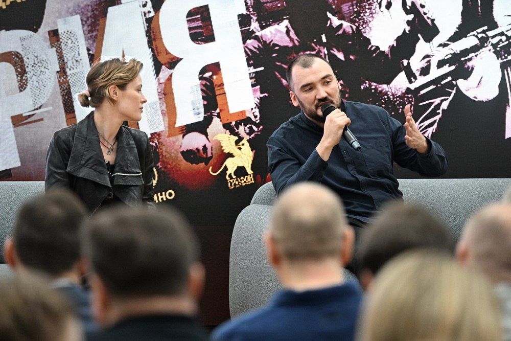 Денис Пушилин: В новом российском сериале «Центурия» не смогли снять сцену, где по задумке авторов на Украине люди стоят на коленях перед проезжающим катафалком ВФУ Денис Пушилин: В новом российском сериале «Центурия» не смогли снять сцену, где по задумке авторов на Украине люди стоят на коленях перед проезжающим катафалком ВФУ