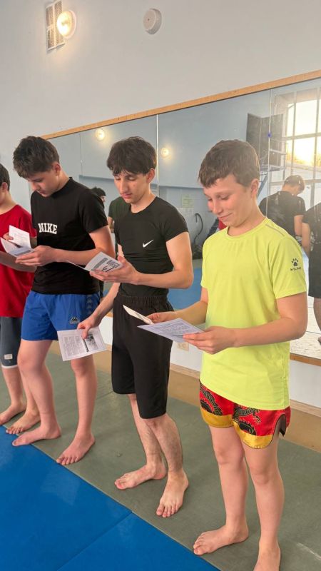 Тренер преподаватель МБУ ДО «Спортивная школа» Топузов Д. И. провёл серию профилактических бесед с воспитанниками секции тайского бокса Тренер преподаватель МБУ ДО «Спортивная школа» Топузов Д. И. провёл серию профилактических бесед с воспитанниками секции тайского бокса