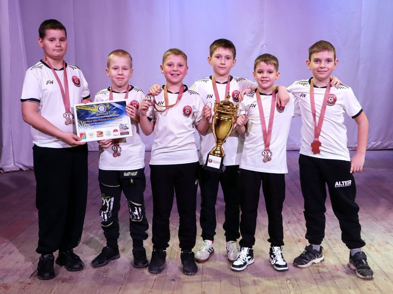 Снежнянская команда «Заря» завоевала бронзу на турнире по футзалу Снежнянская команда «Заря» завоевала бронзу на турнире по футзалу