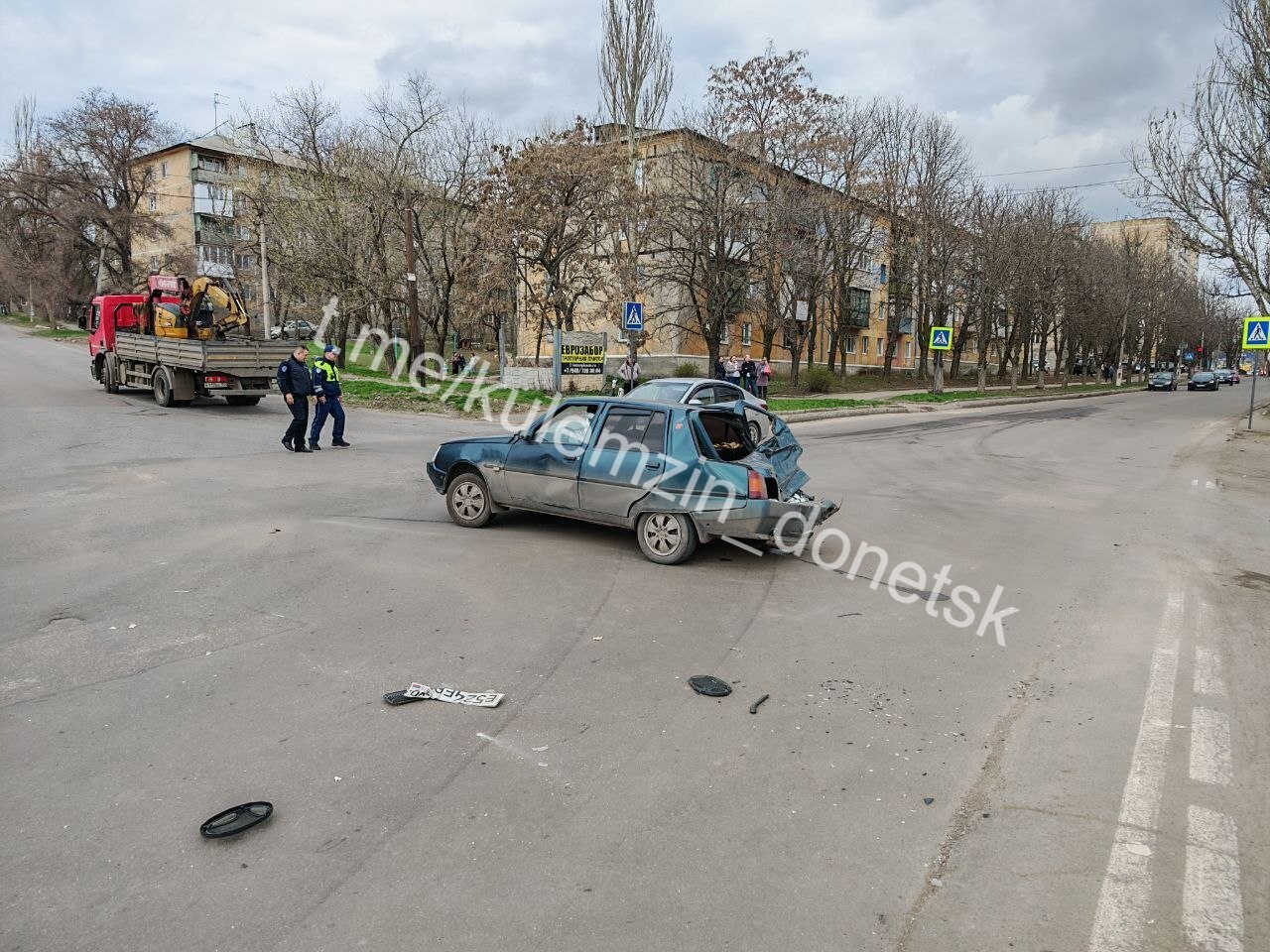 В результате ДТП с участием грузового автомобиля на автостанции "Буденновская" погибли 2 человека, ещё один - пострадал