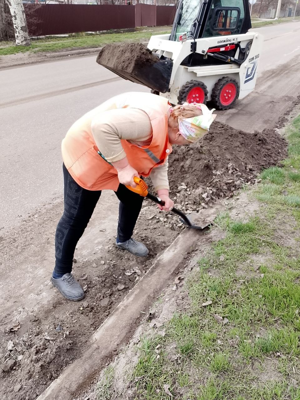 Александр Пеняев: С заботой об округе. В понедельник работники Ясиноватского ЖЭКа продолжили наводить порядок на улицах Ясиноватой и Авдеевки Александр Пеняев: С заботой об округе. В понедельник работники Ясиноватского ЖЭКа продолжили наводить порядок на улицах Ясиноватой и Авдеевки