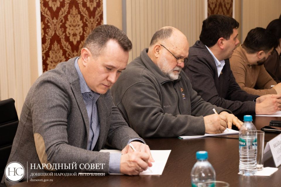 Константин Кузьмин: Провел совещание с Президиумом Народного Совета ДНР и председателями комитетов парламента Константин Кузьмин: Провел совещание с Президиумом Народного Совета ДНР и председателями комитетов парламента