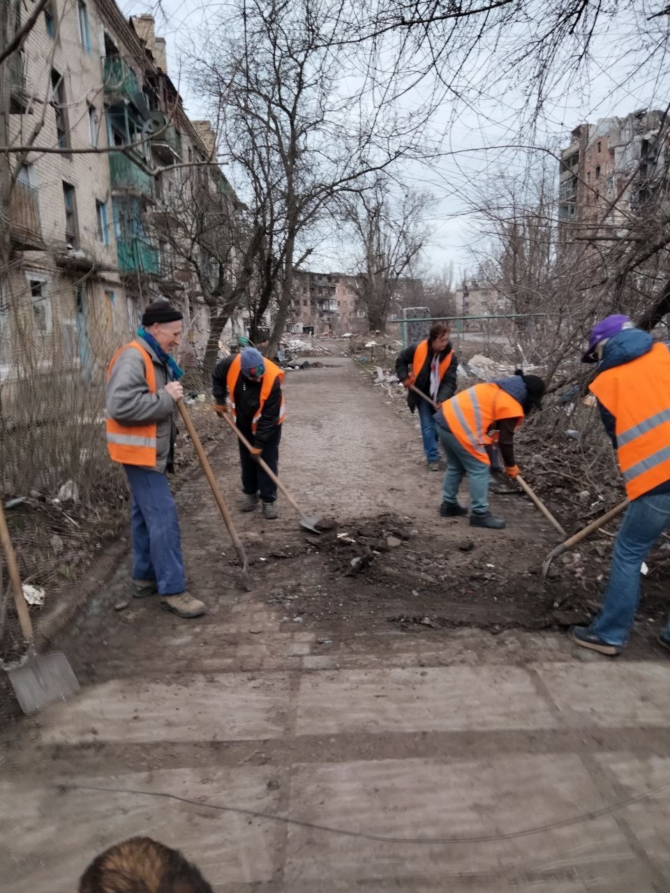 Александр Пеняев: С заботой об округе. В понедельник работники Ясиноватского ЖЭКа продолжили наводить порядок на улицах Ясиноватой и Авдеевки Александр Пеняев: С заботой об округе. В понедельник работники Ясиноватского ЖЭКа продолжили наводить порядок на улицах Ясиноватой и Авдеевки