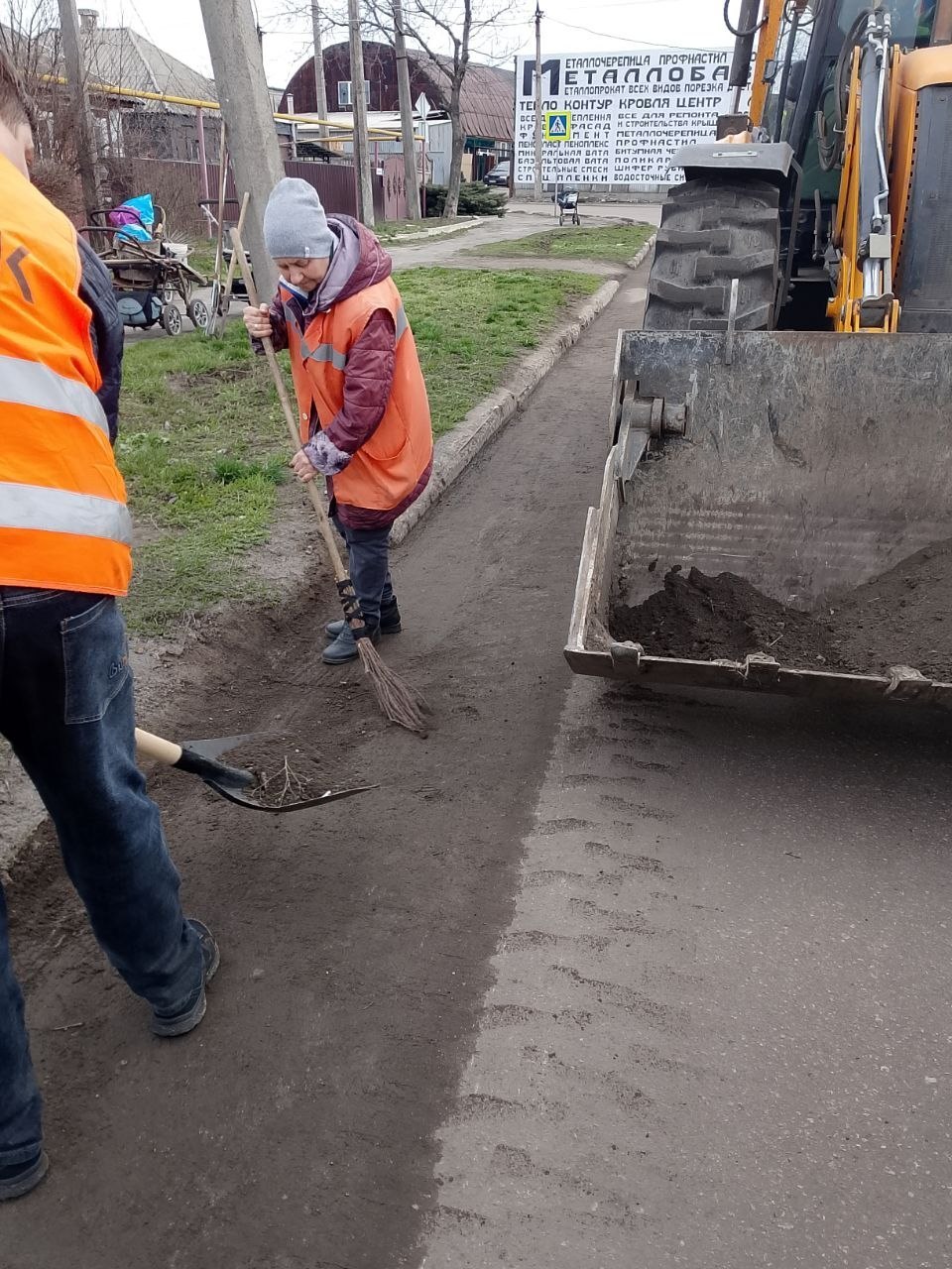 Александр Пеняев: С заботой об округе. В понедельник работники Ясиноватского ЖЭКа продолжили наводить порядок на улицах Ясиноватой и Авдеевки Александр Пеняев: С заботой об округе. В понедельник работники Ясиноватского ЖЭКа продолжили наводить порядок на улицах Ясиноватой и Авдеевки