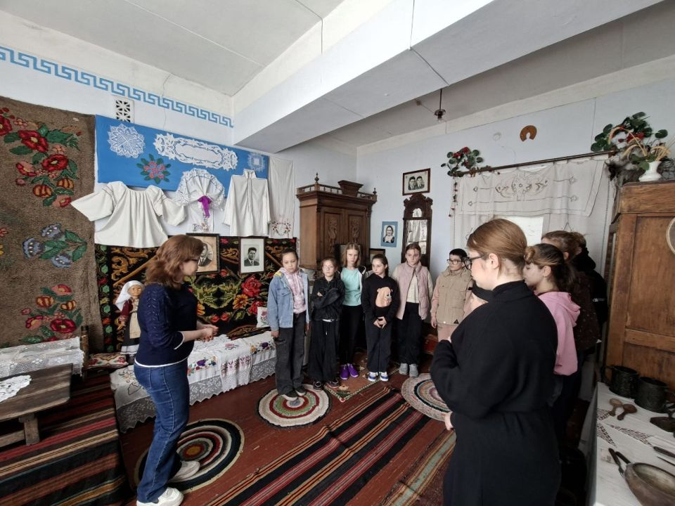 Для детей из села Стыла прошла экскурсия в комнате-музее греческой культуры и быта «Греческий уют» Для детей из села Стыла прошла экскурсия в комнате-музее греческой культуры и быта «Греческий уют»
