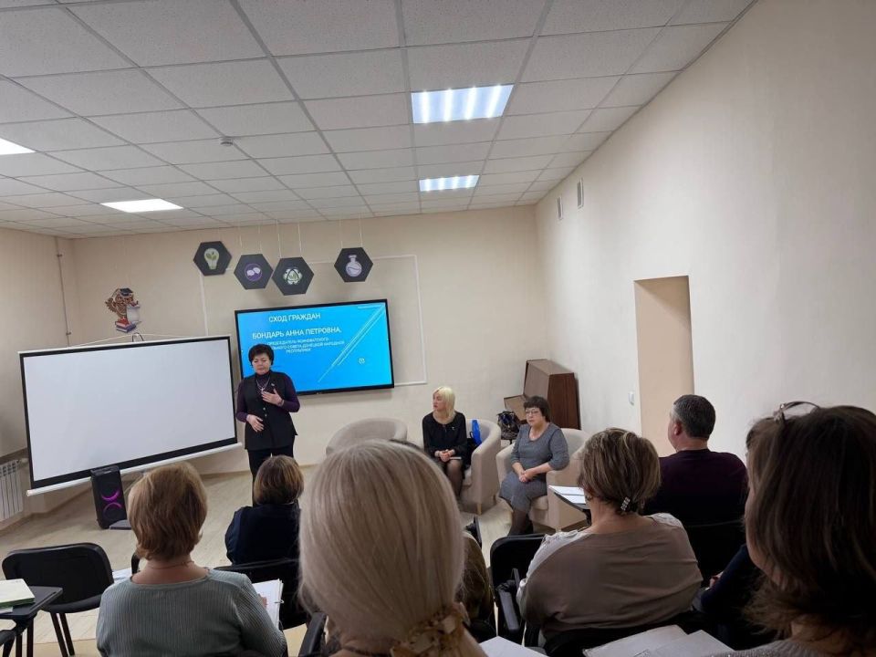 30 марта 2026 года представители Партии «Единой России» из Ясиноватского муниципального совета Анна Бондарь, Юрий Захаров, Николай Коляденко и Ирина Евсюкова провели встречи с жителями округа 30 марта 2026 года представители Партии «Единой России» из Ясиноватского муниципального совета Анна Бондарь, Юрий Захаров, Николай Коляденко и Ирина Евсюкова провели встречи с жителями округа