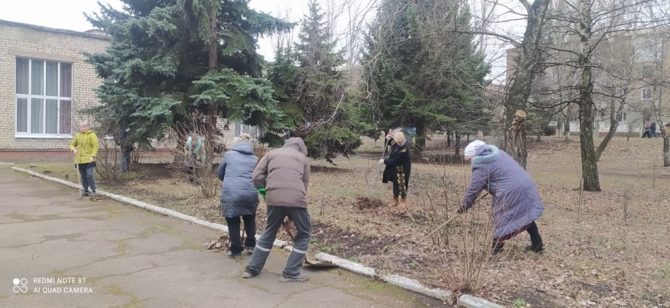 Иван Приходько: В ознаменование празднования Дня защиты Земли активисты Калининского района Горловки провели субботники Иван Приходько: В ознаменование празднования Дня защиты Земли активисты Калининского района Горловки провели субботники