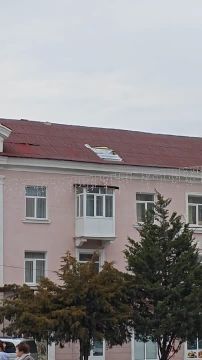 В Харцызске начала разваливаться новая крыша