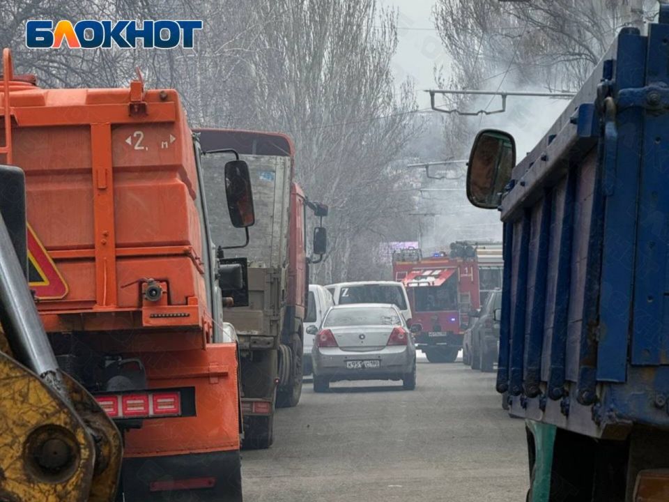 Серьезная пробка образовалась на проспекте Мира в Донецке Серьезная пробка образовалась на проспекте Мира в Донецке