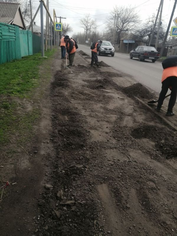 Коммунальщики Снежного продолжают благоустраивать территории общего пользования Коммунальщики Снежного продолжают благоустраивать территории общего пользования