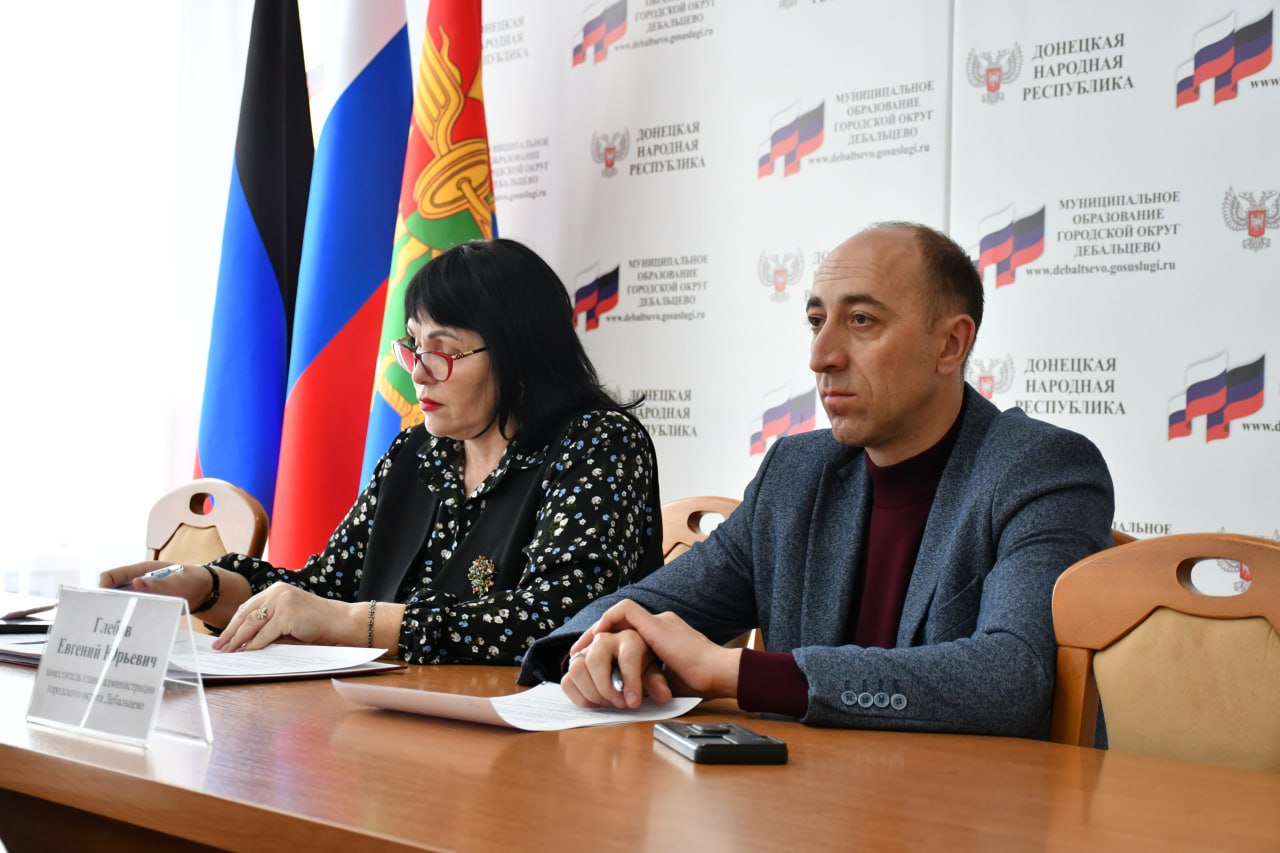 Сегодня, 30 марта заместитель главы администрации городского округа Дебальцево Оксана Козлова провела аппаратное совещание с начальниками управлений, отделов и секторов администрации