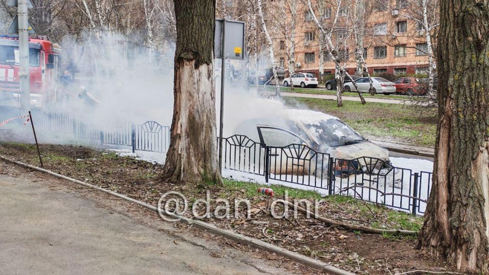 Корр. сообщил, что в загоревшемся автомобиле была угроза взрыва газового баллона, но ее удалось избежать — сотрудники МЧС молниеносно ликвидировали возгорание Корр. сообщил, что в загоревшемся автомобиле была угроза взрыва газового баллона, но ее удалось избежать — сотрудники МЧС молниеносно ликвидировали возгорание