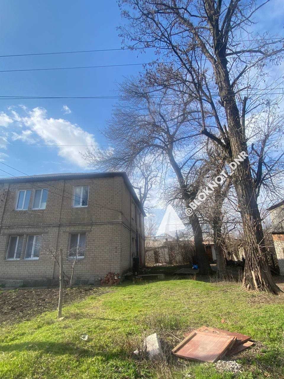 В Кировском районе Донецка управа и УК не могут обрезать аварийные деревья с 2017 года