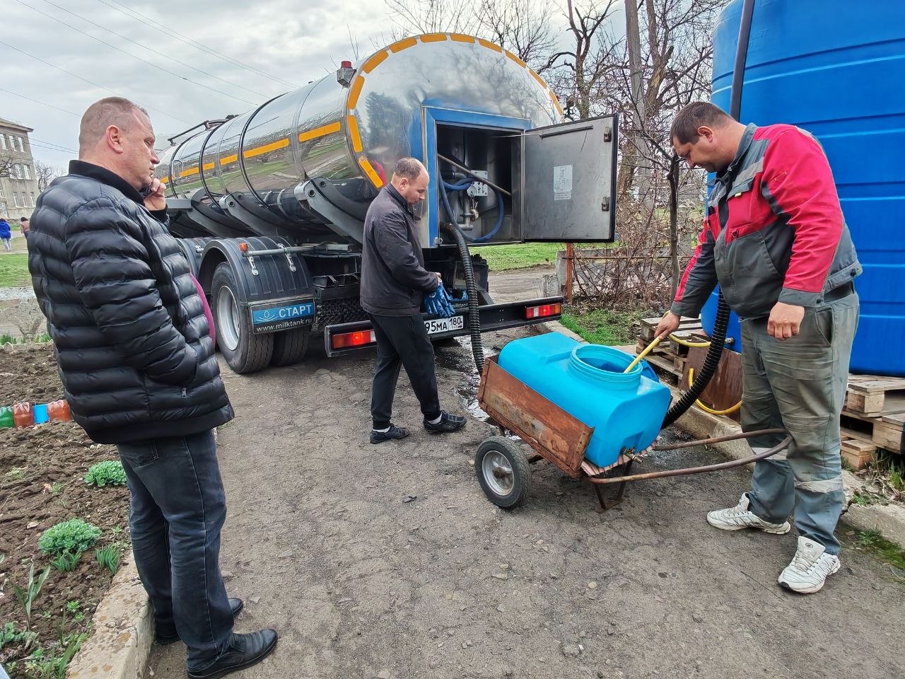 Сегодня, 30 марта, по поручению Главы Республики Дениса Пушилина, Председатель Торезского городского совета Александр Казмерчук проконтролировал подвоз воды в ранее установленную емкость по адресу: пр. Гагарина, 157 (район 6... Сегодня, 30 марта, по поручению Главы Республики Дениса Пушилина, Председатель Торезского городского совета Александр Казмерчук проконтролировал подвоз воды в ранее установленную емкость по адресу: пр. Гагарина, 157 (район 6...