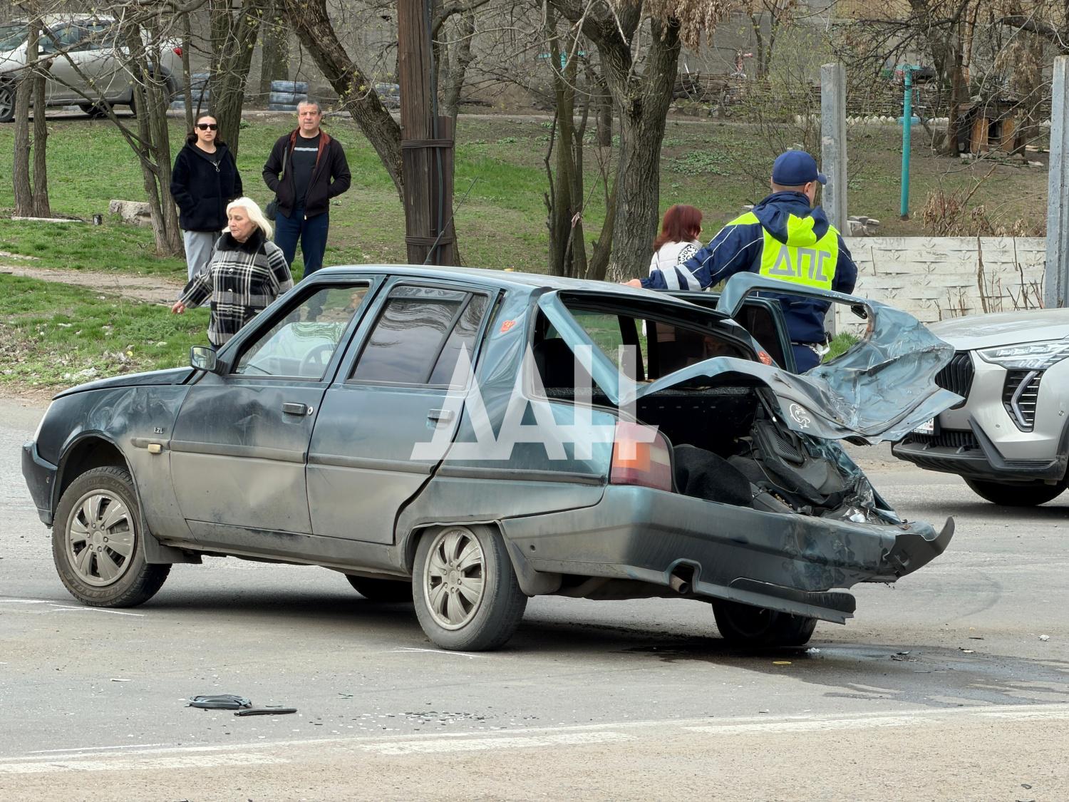 В Донецке грузовик въехал на автостанцию, погибли 2 человека и один пострадал В Донецке грузовик въехал на автостанцию, погибли 2 человека и один пострадал